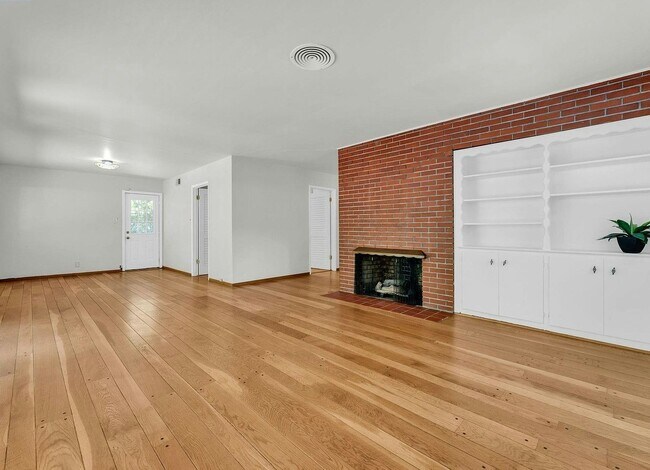 Building Photo - 8425 Pioneer Dr