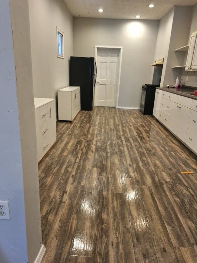 Building Photo - 5 Bedroom home available now in York!