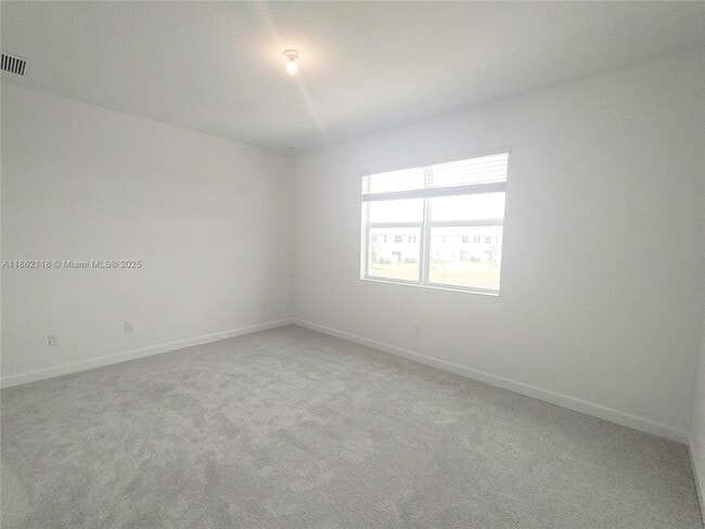 Building Photo - 390 SE Crossoak Ln