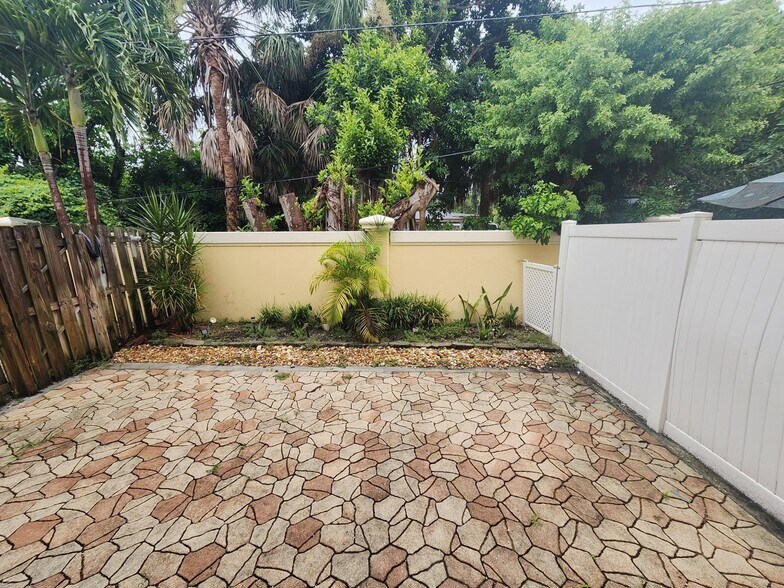Building Photo - 460 Marbella Dr