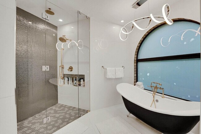 Building Photo - 614 Poinciana Dr