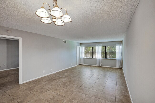 Building Photo - 2906 SW 21st Terrace