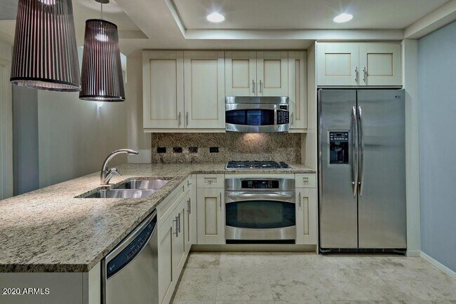 Building Photo - 7117 E Rancho Vista Dr