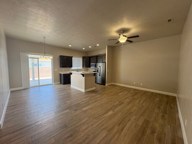 Building Photo - Townhome in Hurricane