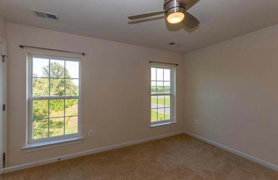 Building Photo - 7440 Riding Meadow Way