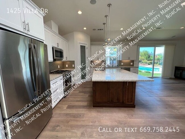 Building Photo - 1425 Villa Dr