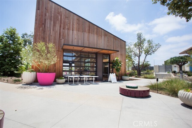 Building Photo - 198 Frame