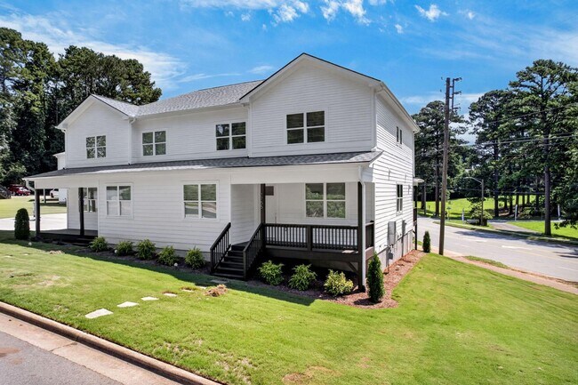 Building Photo - 1755 Crest Rd