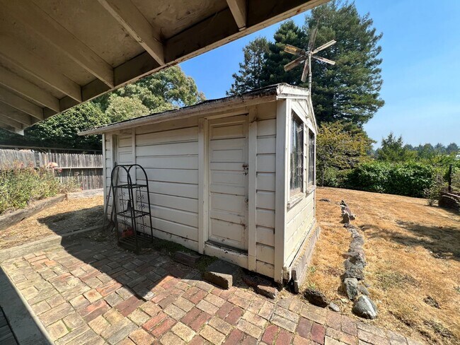 Building Photo - 2 Bedroom Blue Lake House with extra Loft Space!