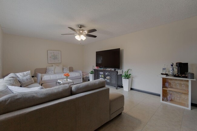 Building Photo - 393 Lake Arbor Dr