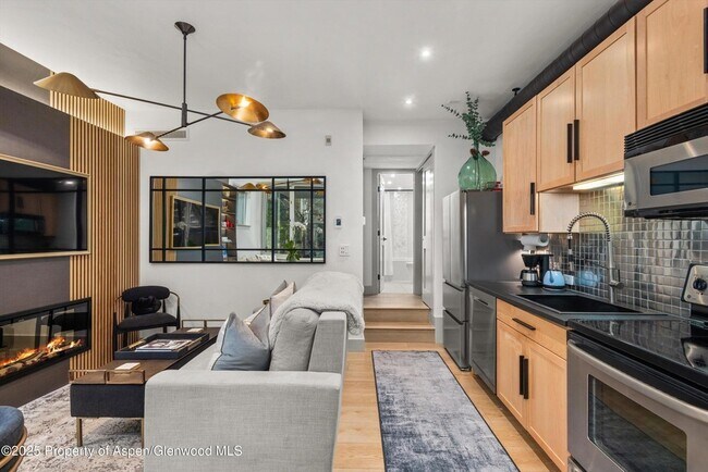 Building Photo - 434 E Main St