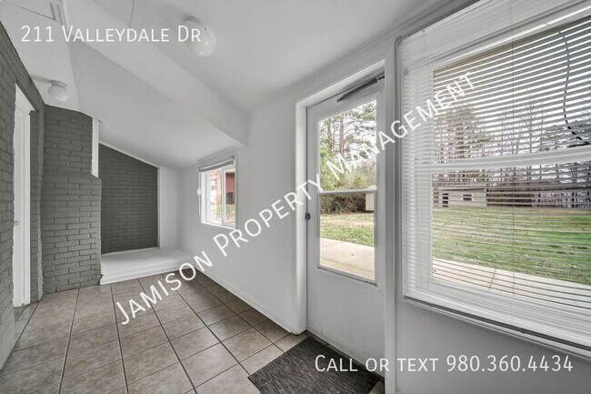 Building Photo - 211 Valleydale Dr