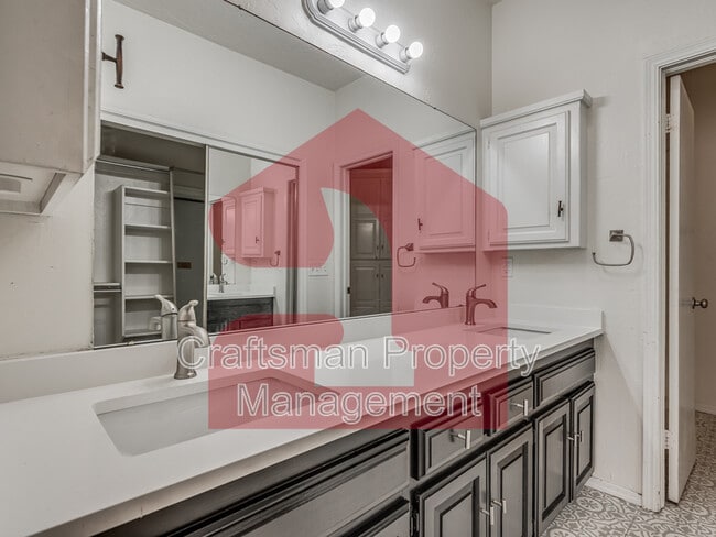 Building Photo - 2708 Silvertree Dr