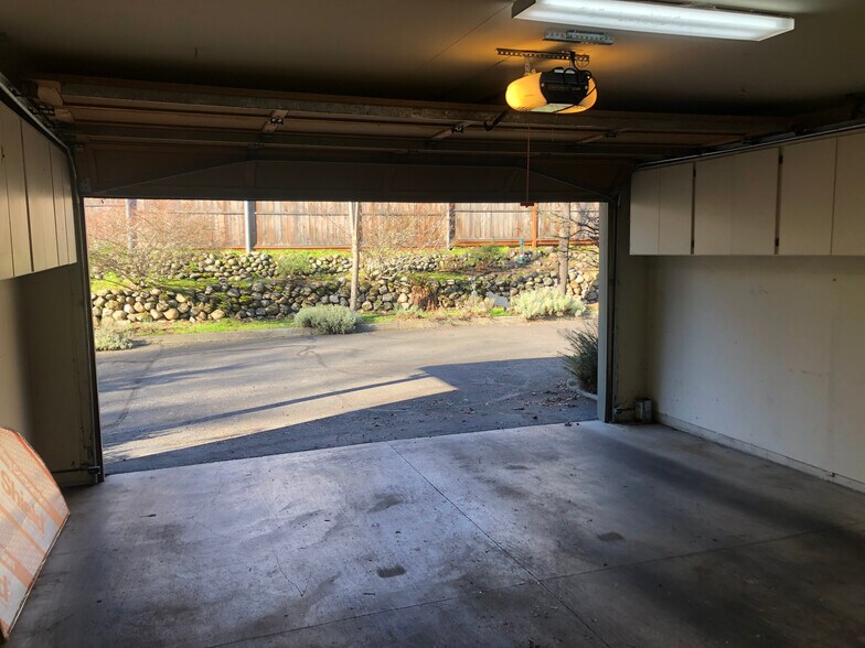 Building Photo - 618 Iowa St