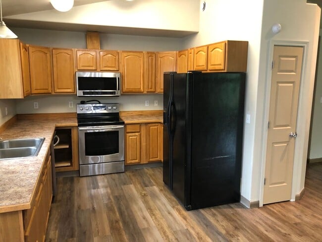 Building Photo - Century 21 Gold Rush - 3 bed, 2 bath (North Pole)