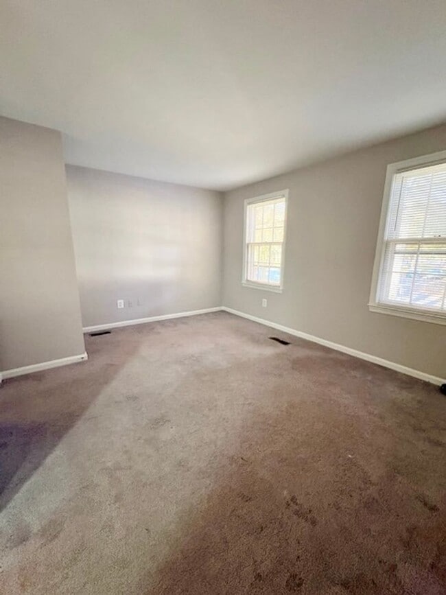 Building Photo - Beautiful end-unit townhome. Walkout basem...