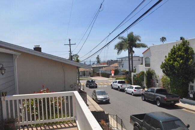 Building Photo - 1122 7th Pl