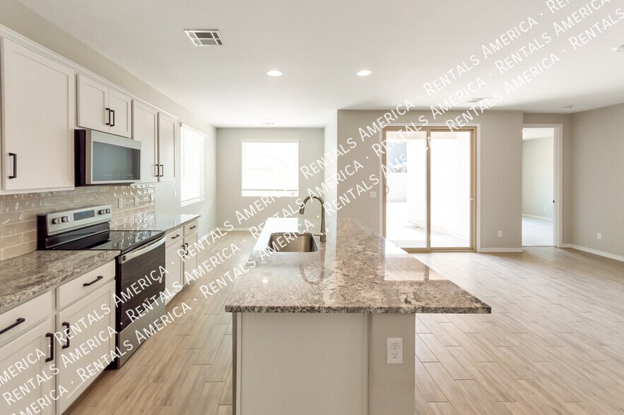 Building Photo - 36033 W San Clemente Ave