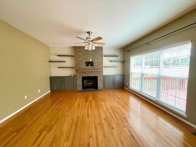 Building Photo - Northeast / Elgin- Offering Self Guided Tour with RENTLY!