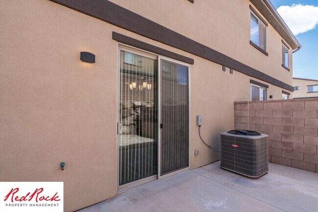 Building Photo - Modern Townhome in Desirable Hurricane Hei...