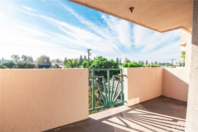 Building Photo - 450 E 4th St