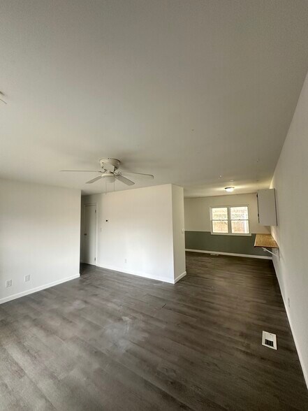 Living room - 991 Deerfield Ct