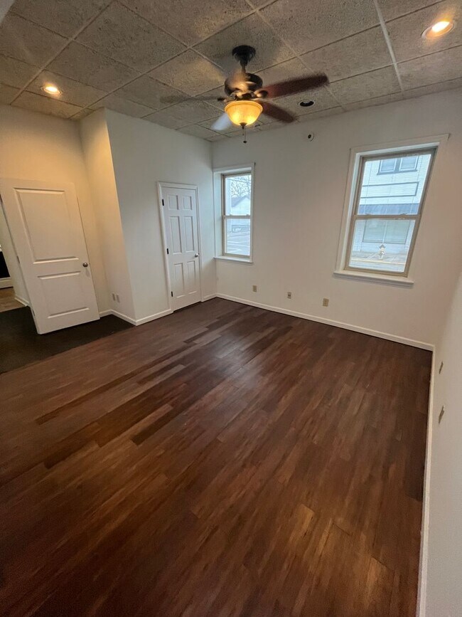 Building Photo - 243 W Vine St