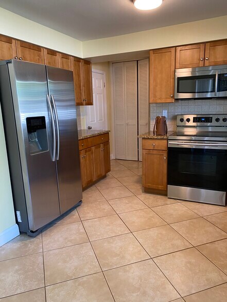 Kitchen - 5652 Eichen Cir