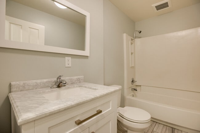 Building Photo - 4BD 2BA House. Refurbished, large house, great location available JUNE 1ST.