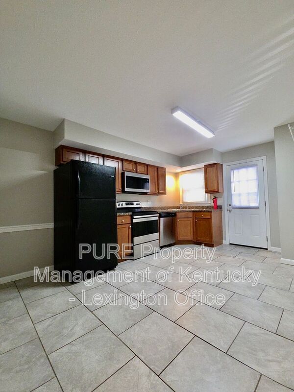 Building Photo - 2216 Winterberry Dr