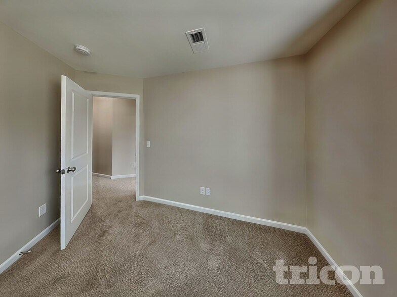 Building Photo - 423 Lanyard Ln