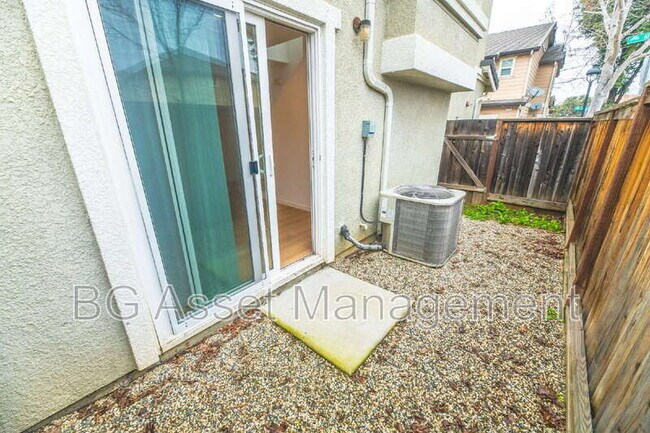 Building Photo - 128 Kingfisher St