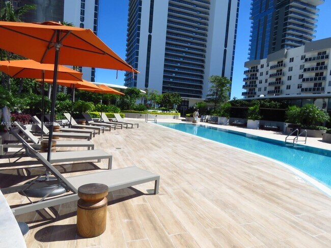 Building Photo - 700 NE 24th St