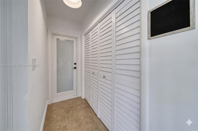 Building Photo - 10600 SW 80th Ct