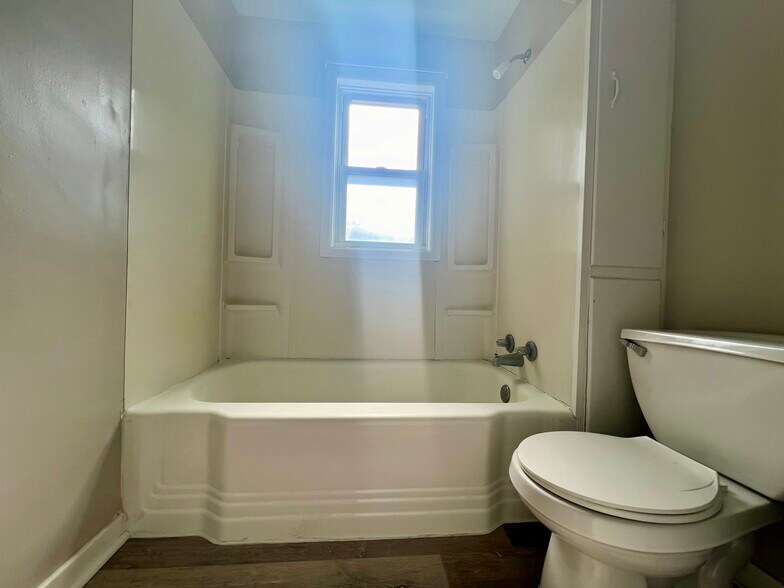 Building Photo - 124 Locust St