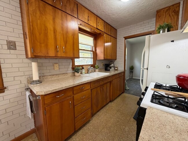 Building Photo - 3bed, 1bath home for rent in quiet Waterlo...