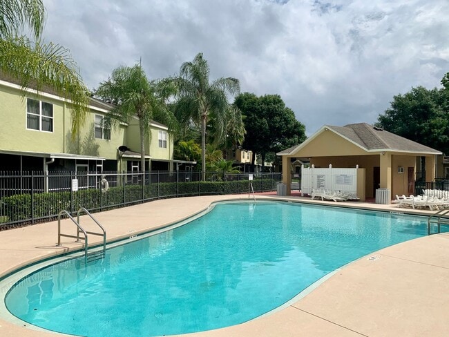 Building Photo - SPACIOUS, BEAUTIFUL 3 BEDROOM 2.5 BATH TOW...