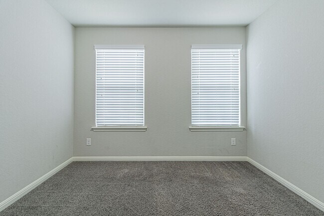 Building Photo - GORGEOUS 4BR 2.5 BATH WITH LOTS OF NEIGHBORHOOD AMENITIES! Available August 7th!
