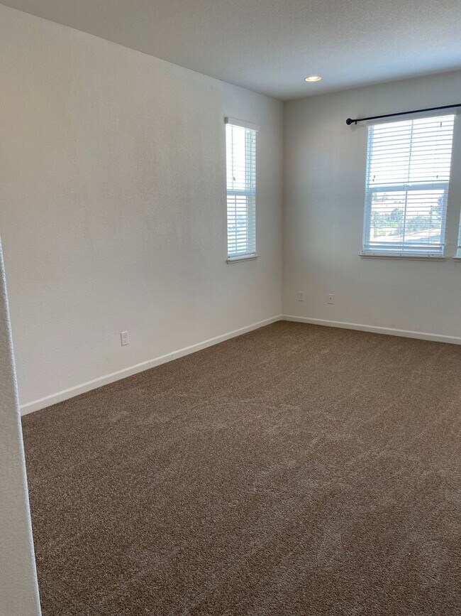 Building Photo - 606 Falling Star Dr