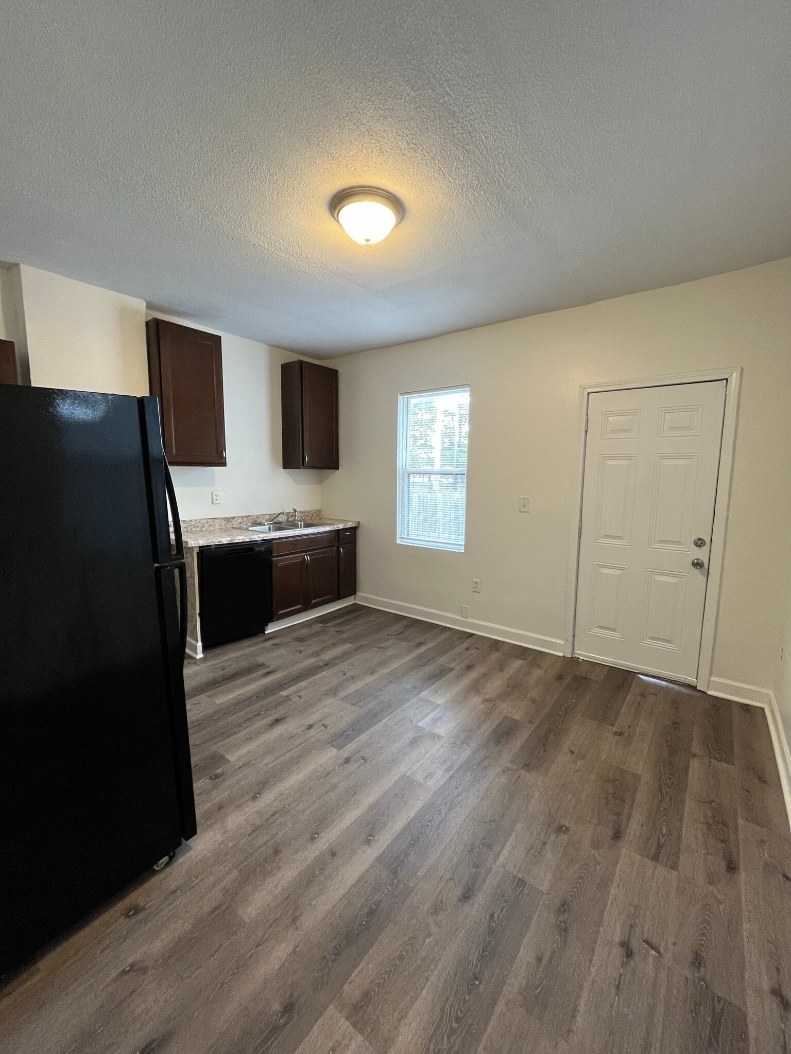 Building Photo - 565 E Deshler Ave
