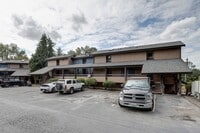 Building Photo - Loft Style Condo in Well-Maintained Commun...