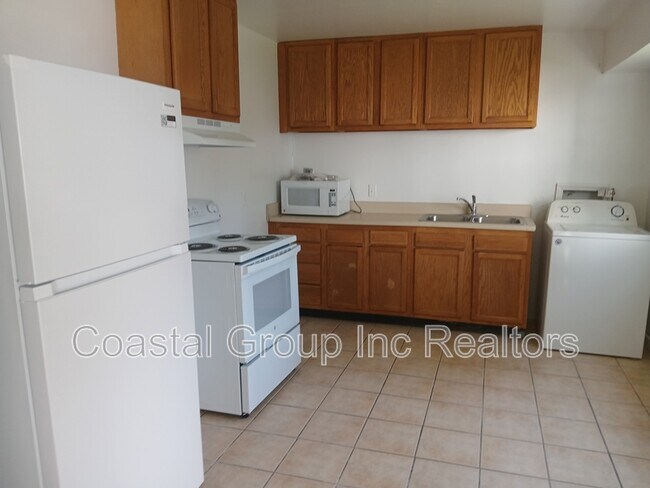Building Photo - 861 W 48th St
