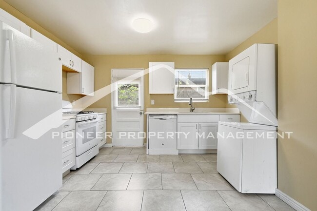 Building Photo - Charming Duplex with Washer/Dryer and Garage