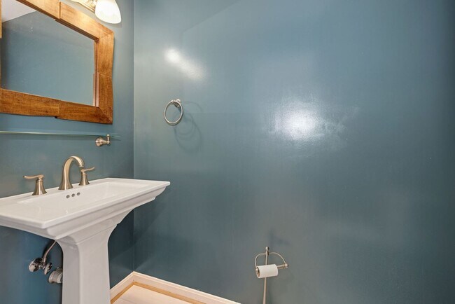 Building Photo - 3 Bed 3.5 Bath - Kentlands Townhouse - 2 C...