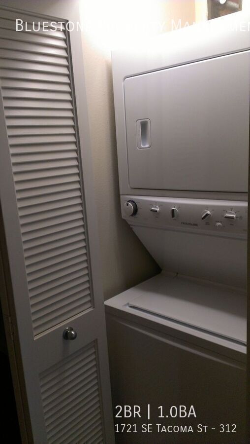 Building Photo - 1721 SE Tacoma St