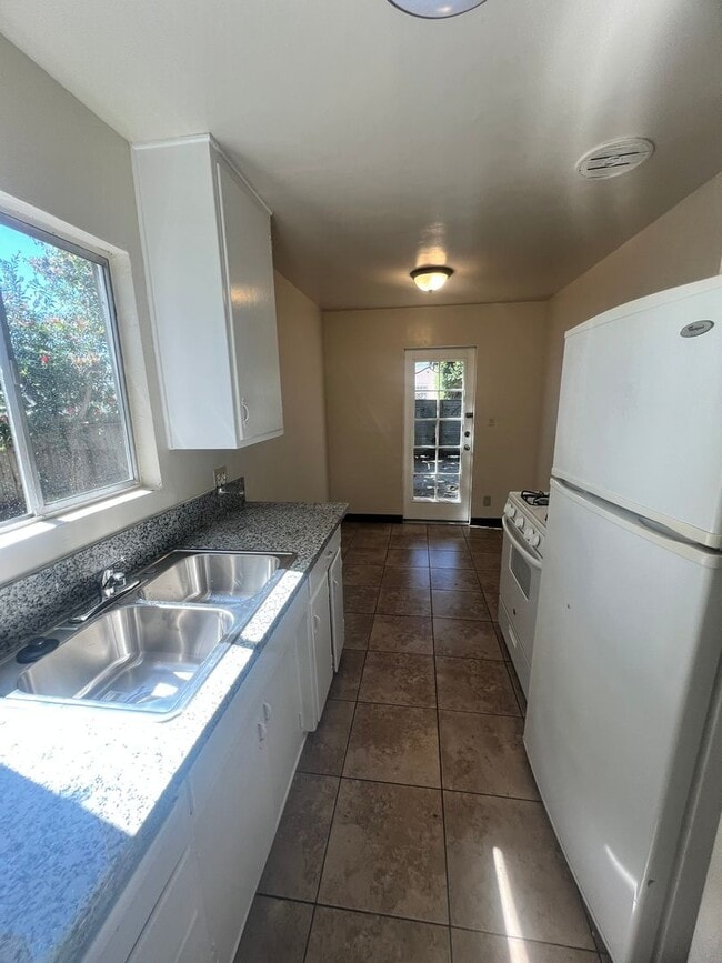 Building Photo - Midtown Ventura - Single story, three bedroom, two bath apartment