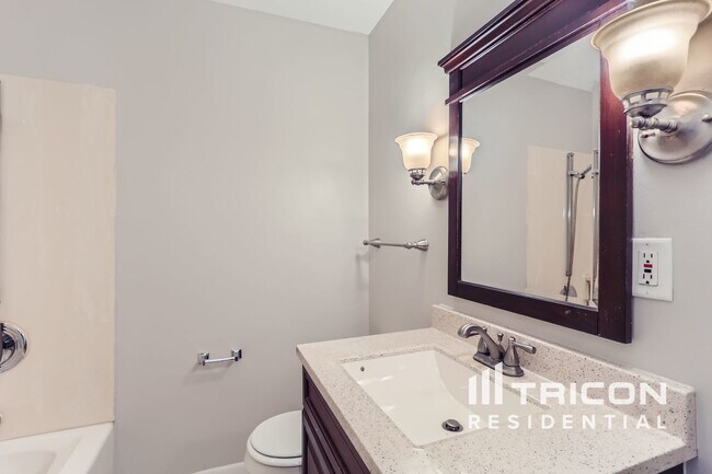 Building Photo - 7221 Red Oak Dr