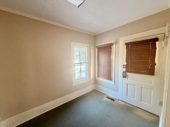 Building Photo - 227 S Zetterower Ave