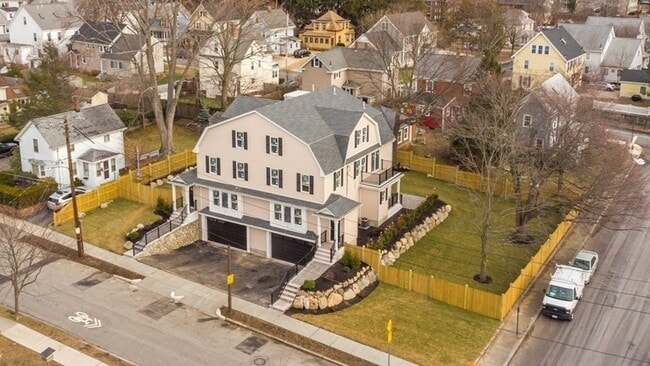 Building Photo - 72 Holland St
