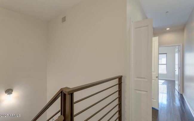 Building Photo - 525 W Lakeside Dr